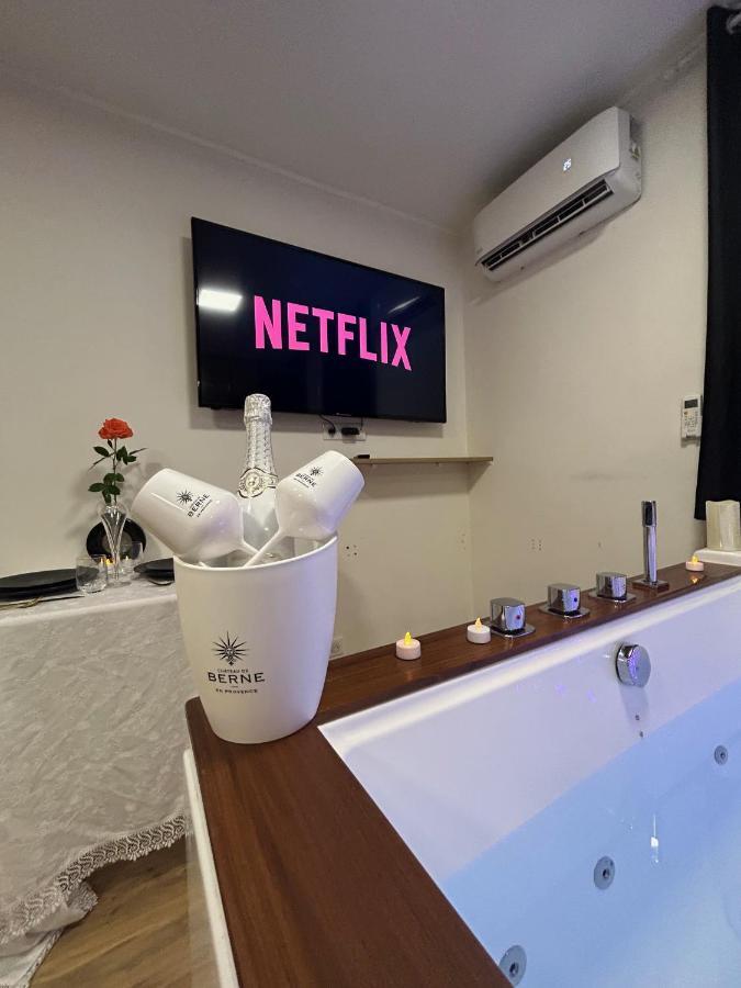 Love Room A Cannes - Appartement 25M2 Pour 2 Personnes Avec Un Jacuzzi Prive Exterior foto